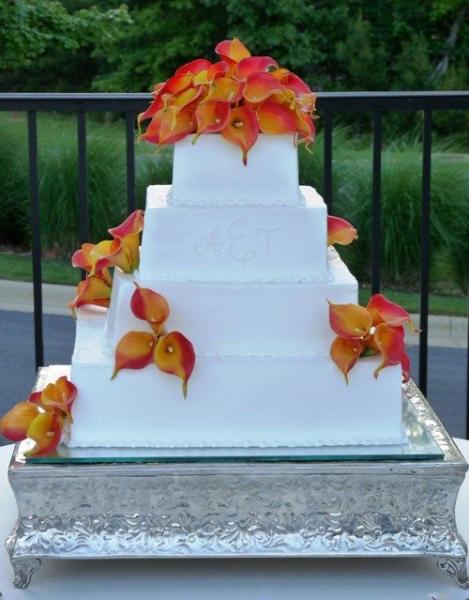 How beautiful is this calla lily inspired wedding cake?