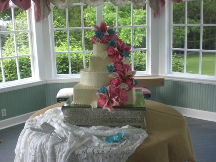 Brides cake with orchids and stargazers at The Meriwether House