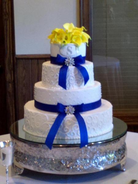 Wedding cake topped with yellow callas