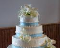 Brides cake with white callas at Gateway Park