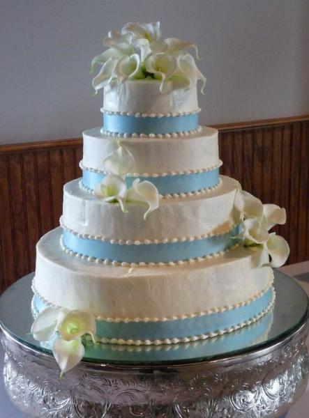 Brides cake with white callas at Gateway Park